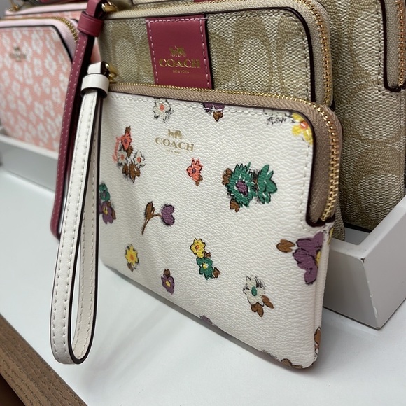 Coach Corner Zip Wristlet With Spaced Floral Field Print
IM/Chalk Multi - Picture 12 of 16